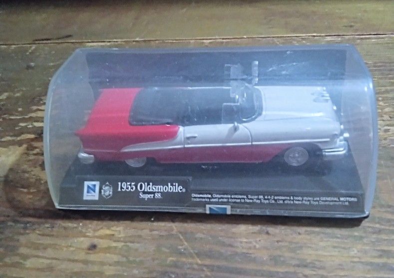 NIB Collectible Toy Model 1955 Oldsmobile Super 88 Convertible 