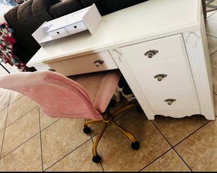Exquisite Ashley’s Furniture girls teens desk w pink chair more