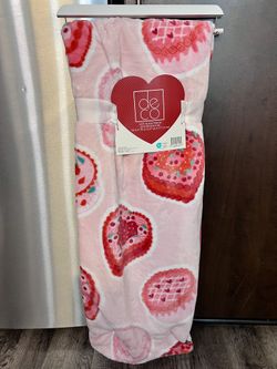 Valentine’s Day Pink Cakes Soft Plush Throw NEW
