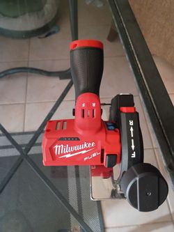 Milwaukee fuel m12 cutoff tool with 3.0 battery