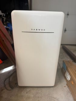 Daewoo Retro Mini Fridge - like new