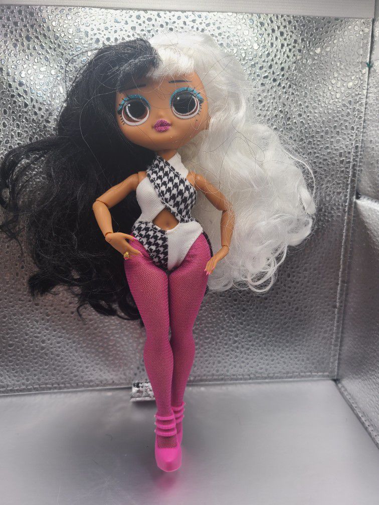 LOL Surprise OMG Winter Disco Dollie w/ Outfit Shoes Big Sis 9 inch doll