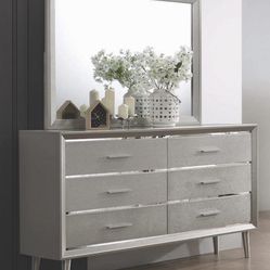 Silver Mirrored Dresser with light Up Mirror – Like New 