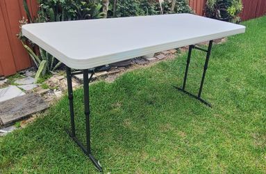 6ft. Heavy duty foldable table LIFETIME, like new