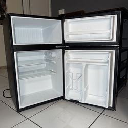 3.1 Cu.ft Whirlpool Medium Fridge 