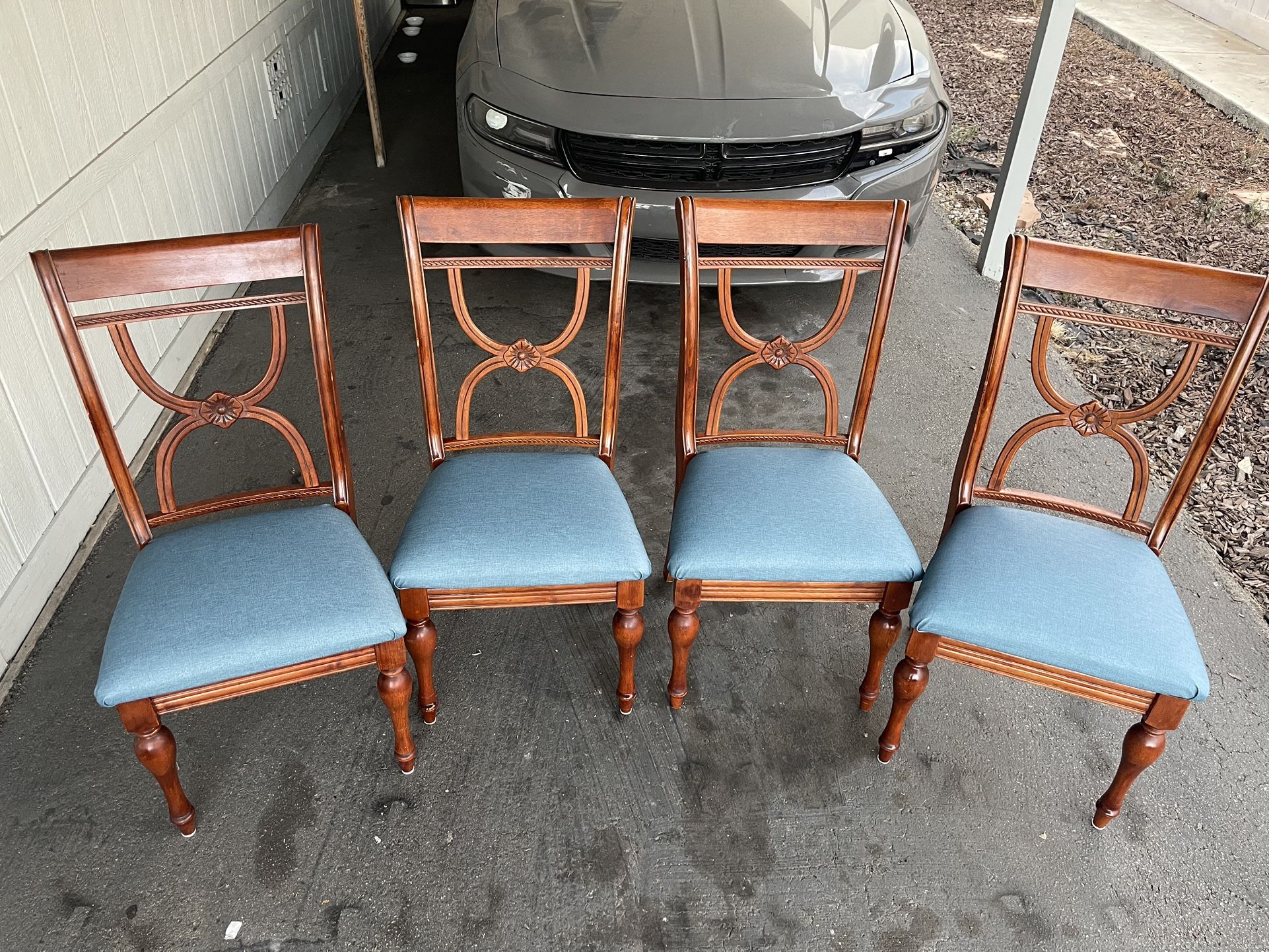 Son 4 Sillas 🪑 Tapiceria Nueva Casi Nuevas