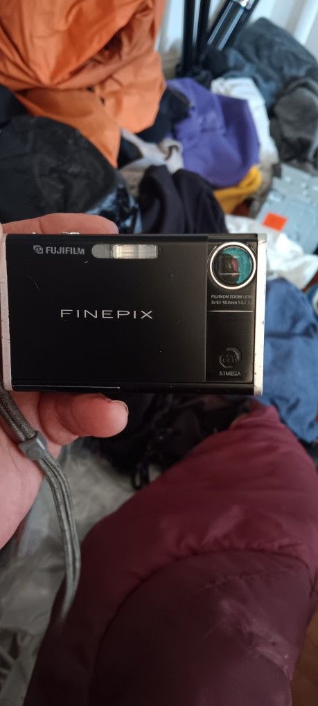 Fujifilm Finepix Z1 Digital Camera Missing Charger