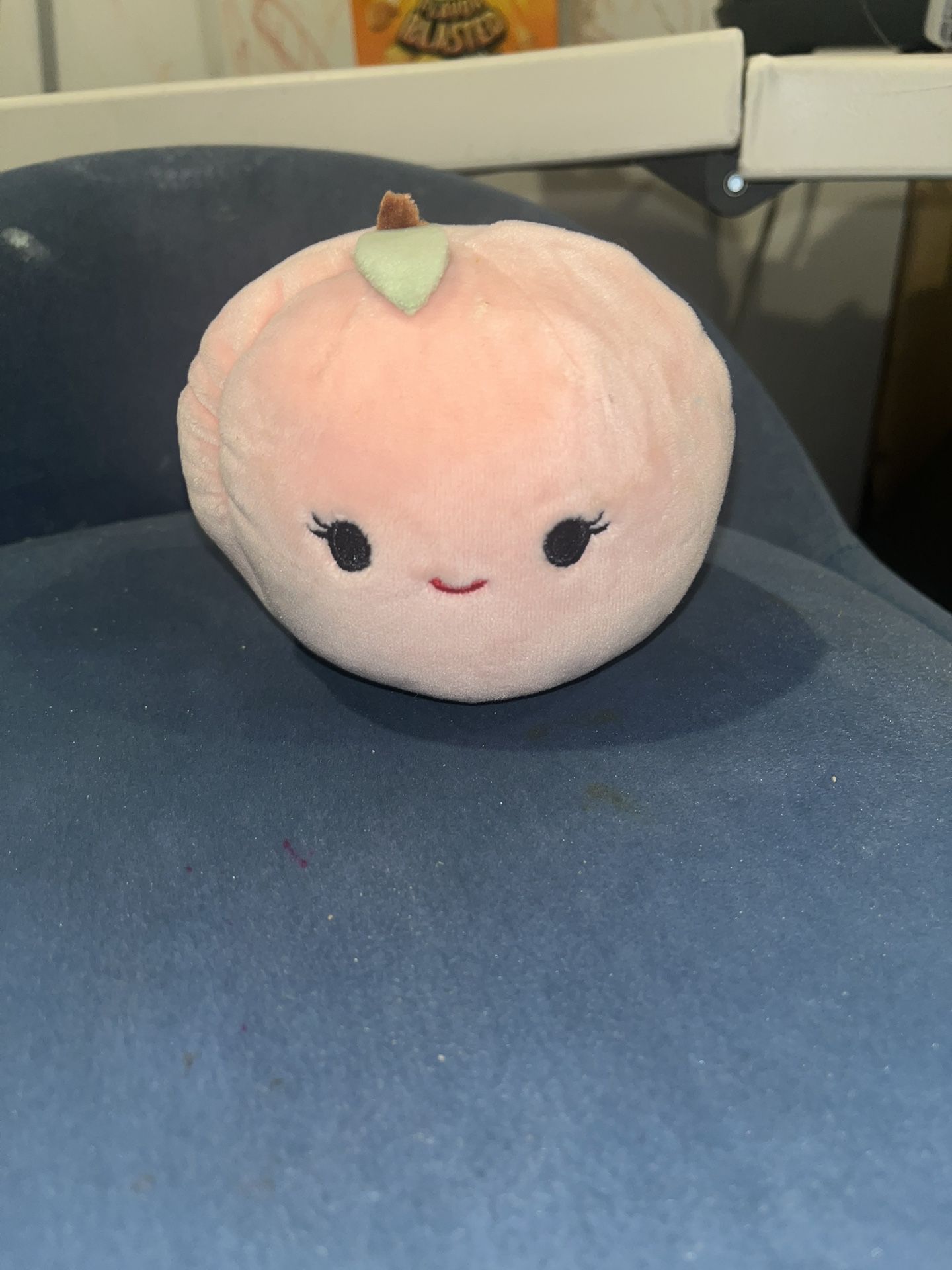 Squishmallow Phyllis The Peach 4”