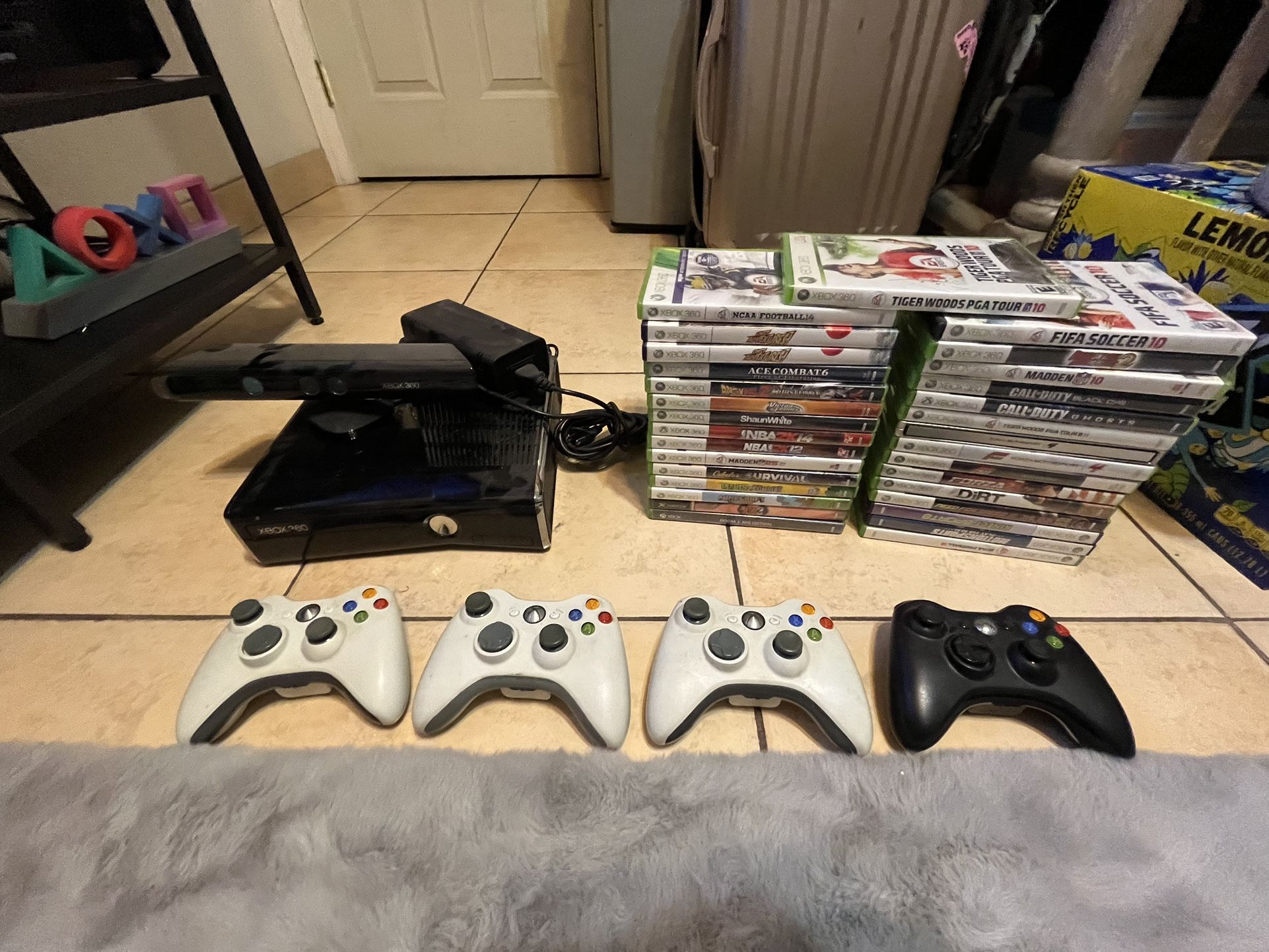 Xbox 360 With Cámara 4 Controllers 31 Games