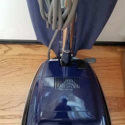 NEW cond COMMERCIAL SANITARE VACUUM  WITH AMAZING POWER SUCTION  , WORKS EXCELLENT  , IN THE BOX 