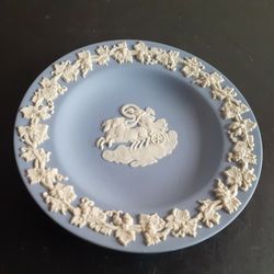 GORGEOUS VTG Wedgwood England 4.5" Jasperware Trinket Plate.
