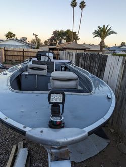 16 Ft Aluminum StarCraft Boat Like New   Runs Good 