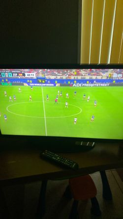 Samsung 32”smart tv UN32EH5300 with remote and wall mount