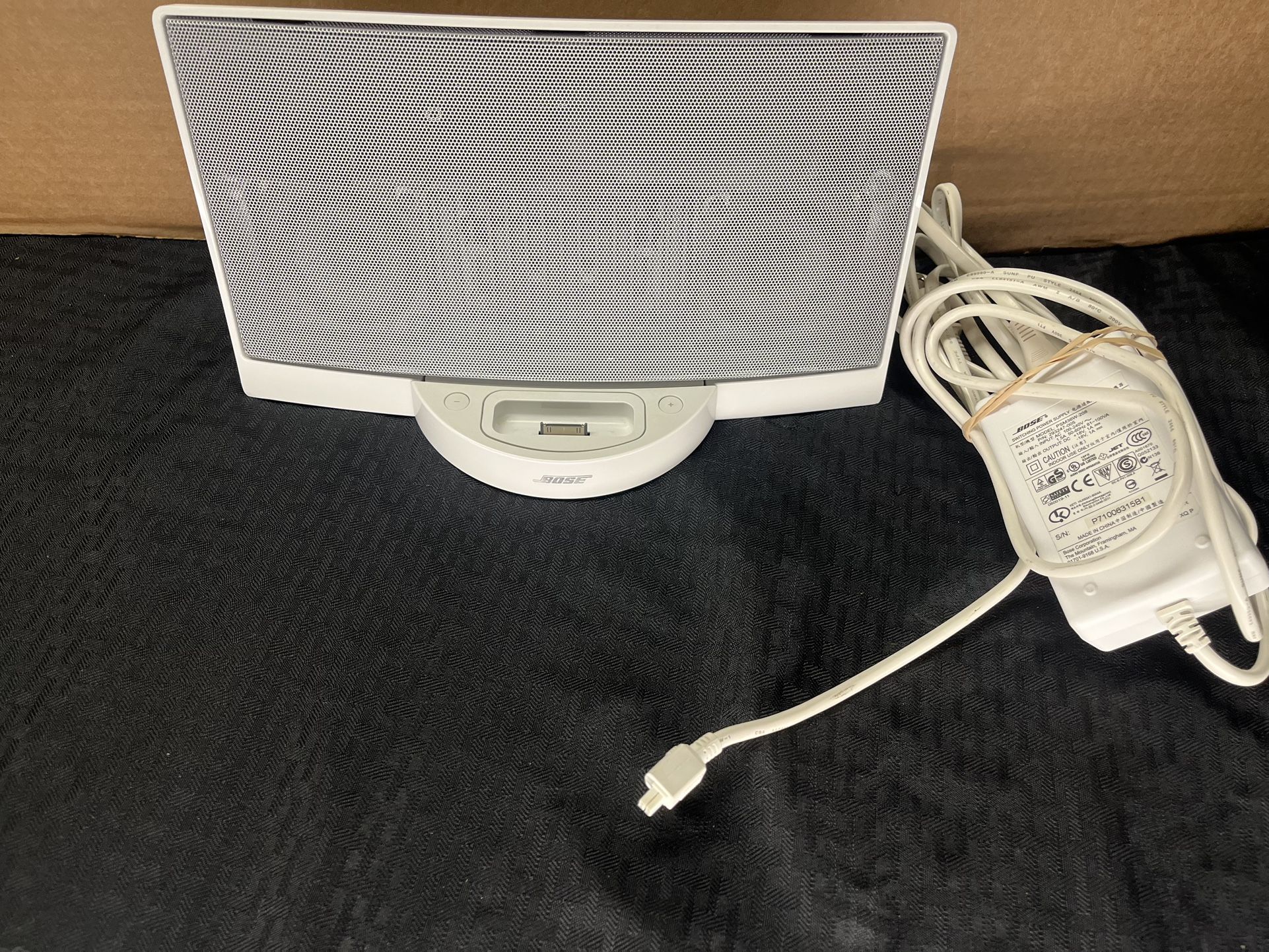 White Bose Sound Dock Digital Music System Series 1 iPod Speaker