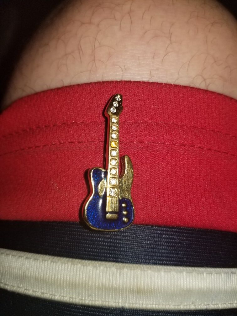 Small gold ornate guitar pin