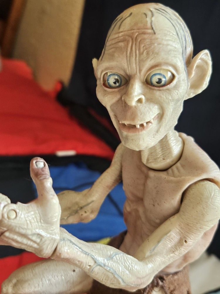 Talking Gollum Smeagol 2003 Marvel Lord Of The Rings Action Figure 11" x 11½"

