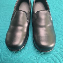 LEATHER  VERY  LIHG CONFORTER.  SISE 8 1/2  