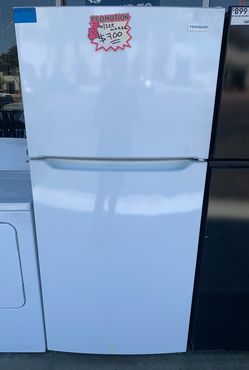 Frigidaire Refrigerator with Ice maker - Great deal!