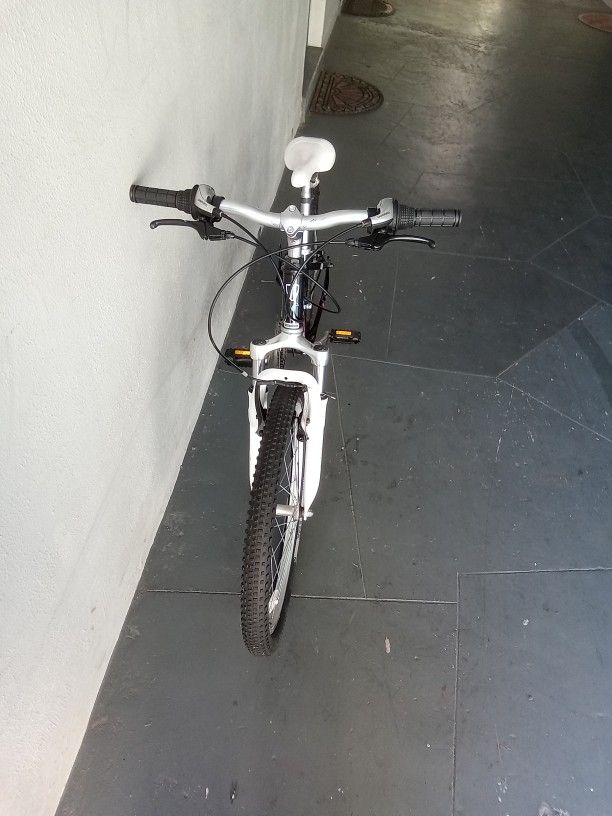 BICYCLE TREK 21 SPEED SIZE 24 BRAND NEW