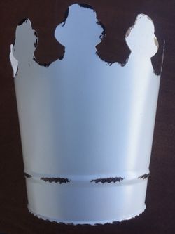 Crown planter white metal