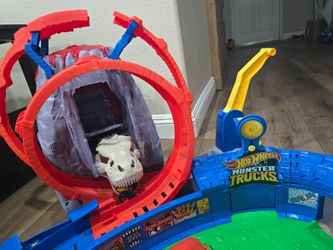 Hot Wheels Monster Trucks T. Rex Volcano Arena Track Playset
