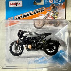 Maisto 1:18 2 Wheelers 2023 Husqvarna 701 Supermoto Flat Black / Grey