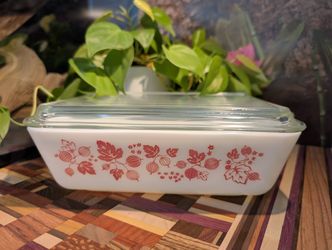 Pyrex Pink Gooseberry Refrigerator Dish 503 with lid