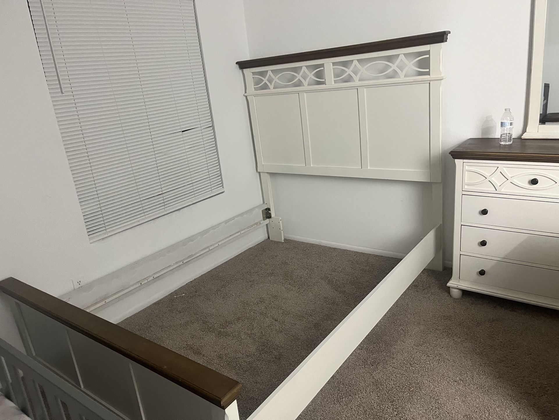 Queen Bedroom Set/Juego De Cuarto Queen