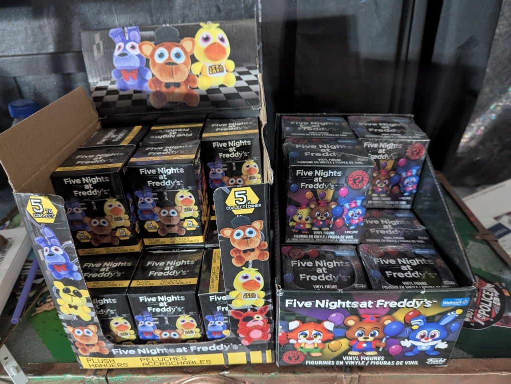 14 Five Nights At Freddy's Mini Plush Hangers & 9 FNAF Balloon Circus Mystery Minis w/ Display Boxes