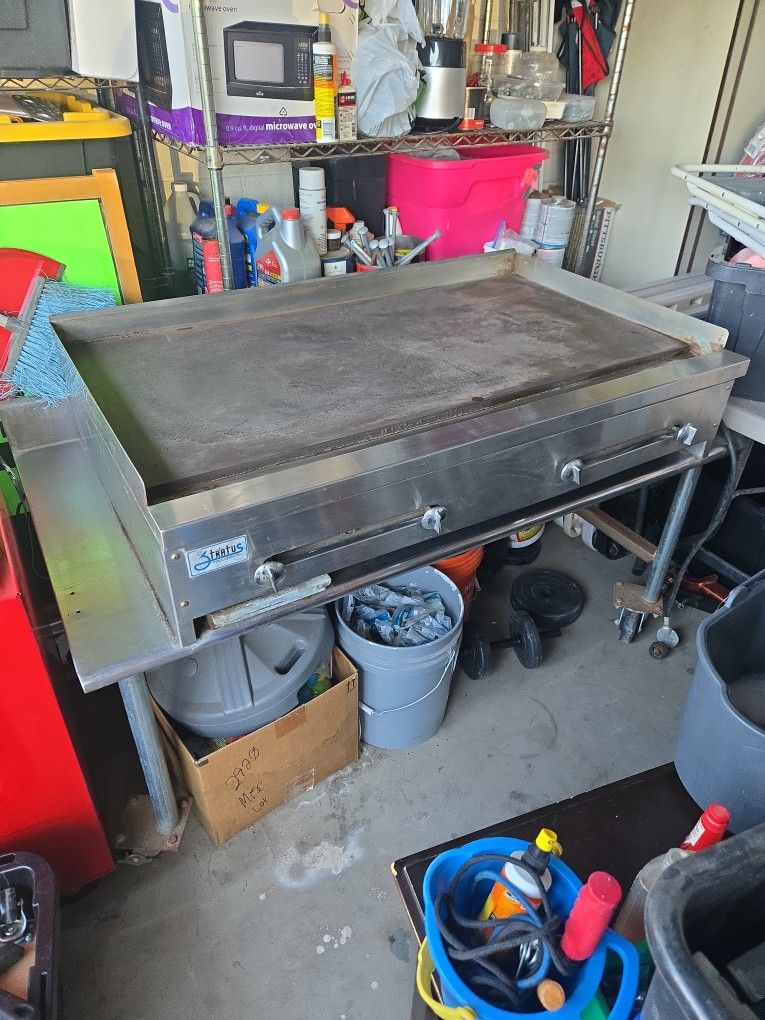 Silver Stratus Commercial Flattop Grill