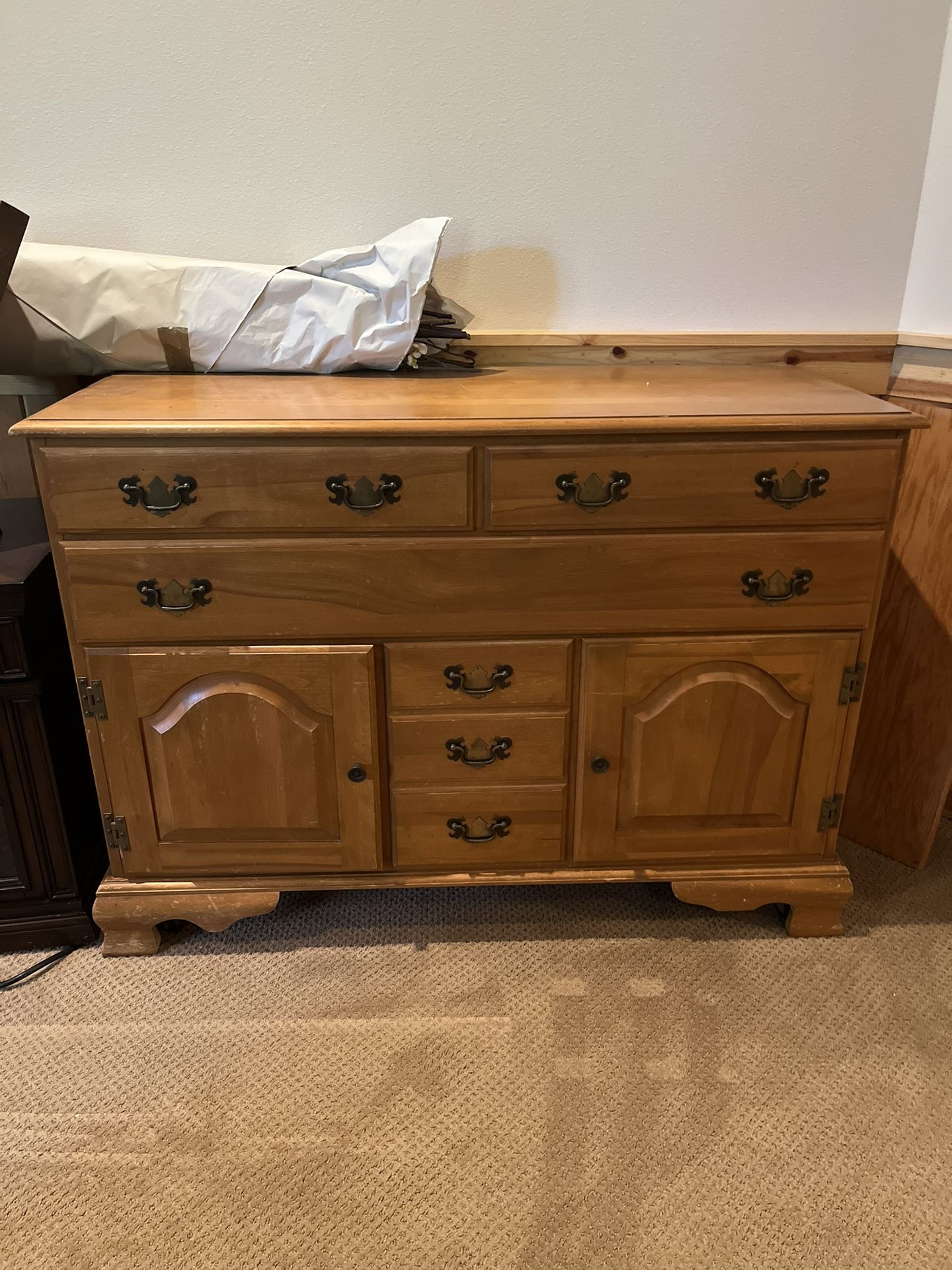 Cambridge Maple Dresser/Hutch