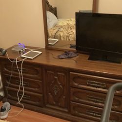 5 Piece Bedroom Set Triple Dresser With Mirror , Headboard And 2 Night Stands