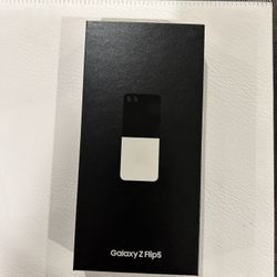 Samsung Galaxy Z Flip5, Unlocked, 256G, Cream Color