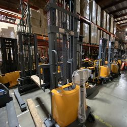 Semi-Electric Straddle Stacker 3,300 Lbs 118” 