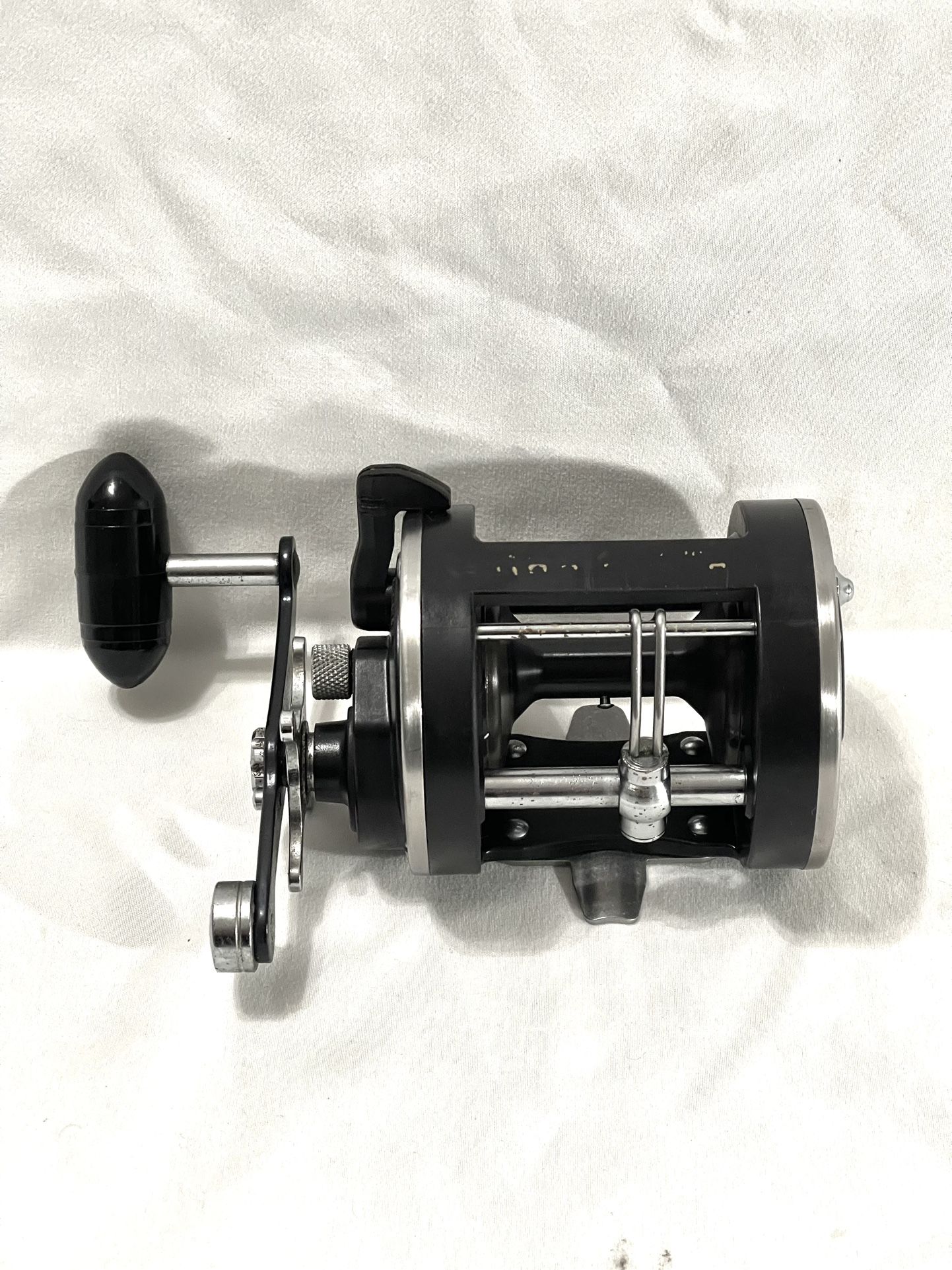 Like New Condition Penn (310-GTI) graphite frame, heavy action, deep sea fishing reel