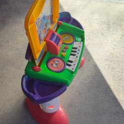 Toddler piano - MAKES SOUNDS + LIGHTS UP