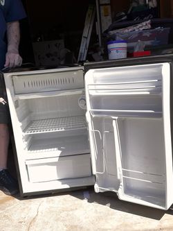 GE Mini Refrigerator w/ Freezer & Vegetable drawer