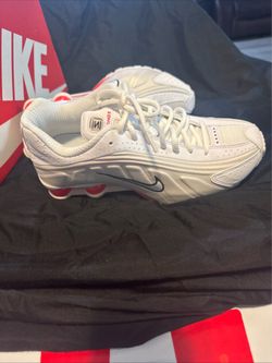 Nike Shox Blancos – Estilo y Comodidad