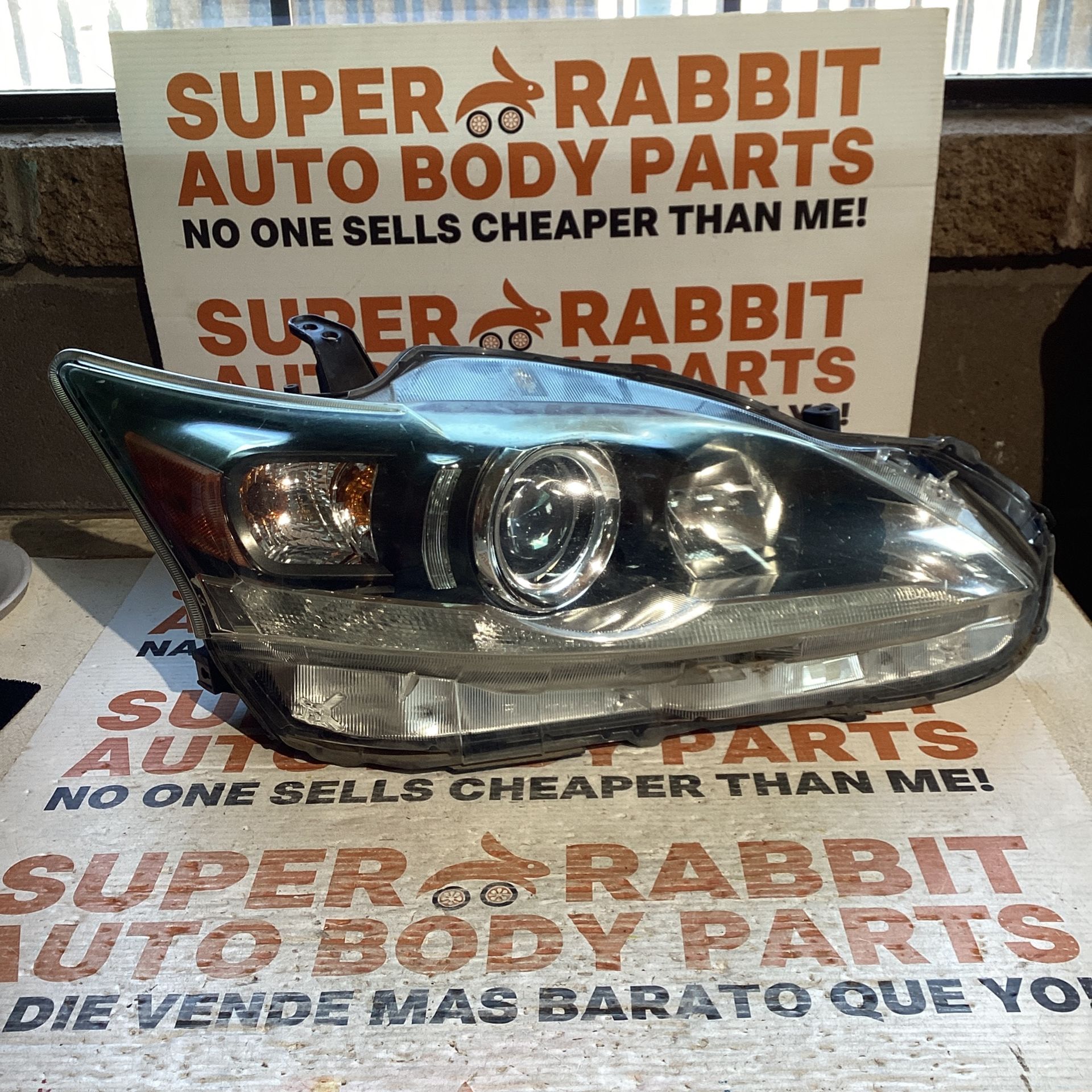 2011 Lexus Ct200h Passenger Headlight Halogen 2017
