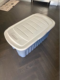 Rubbermaid Blue Storage Bin with Lid