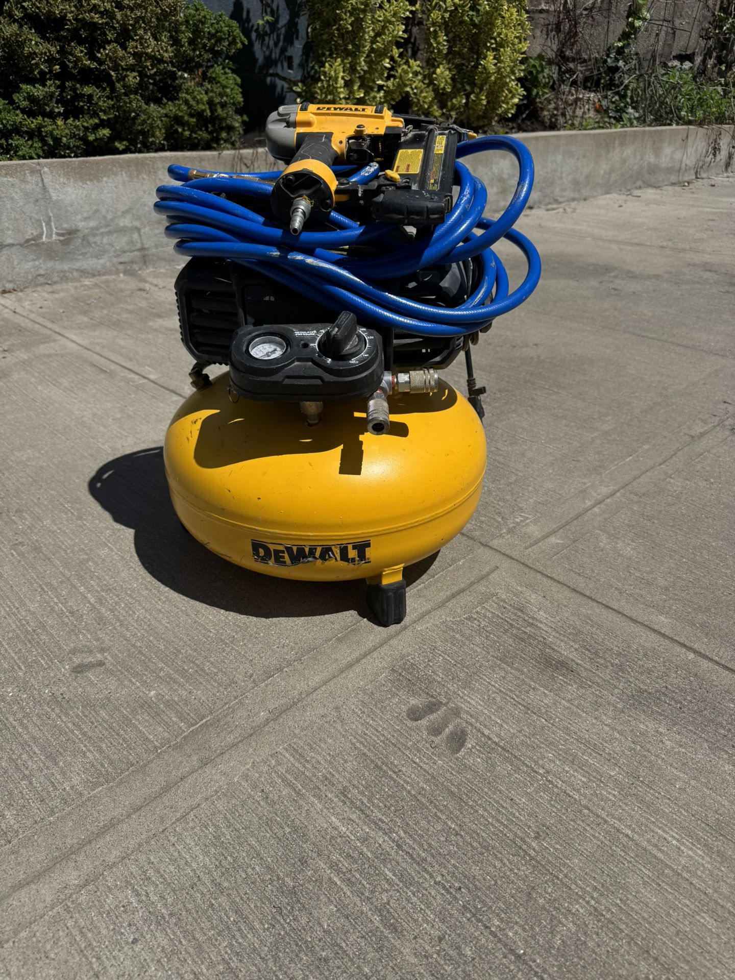 DEWALT 6 Gal. 165 PSI Heavy-Duty Pancake Electric Air Compressor and 18-Gauge Brad Nailer