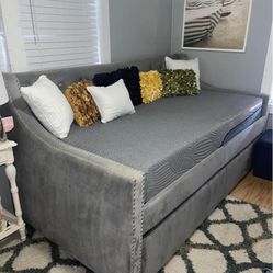 Day Bed With Trundle 