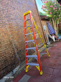 WERNER LEANSAFE 8ft fiberglass step ladder, 300 lbs capacity
