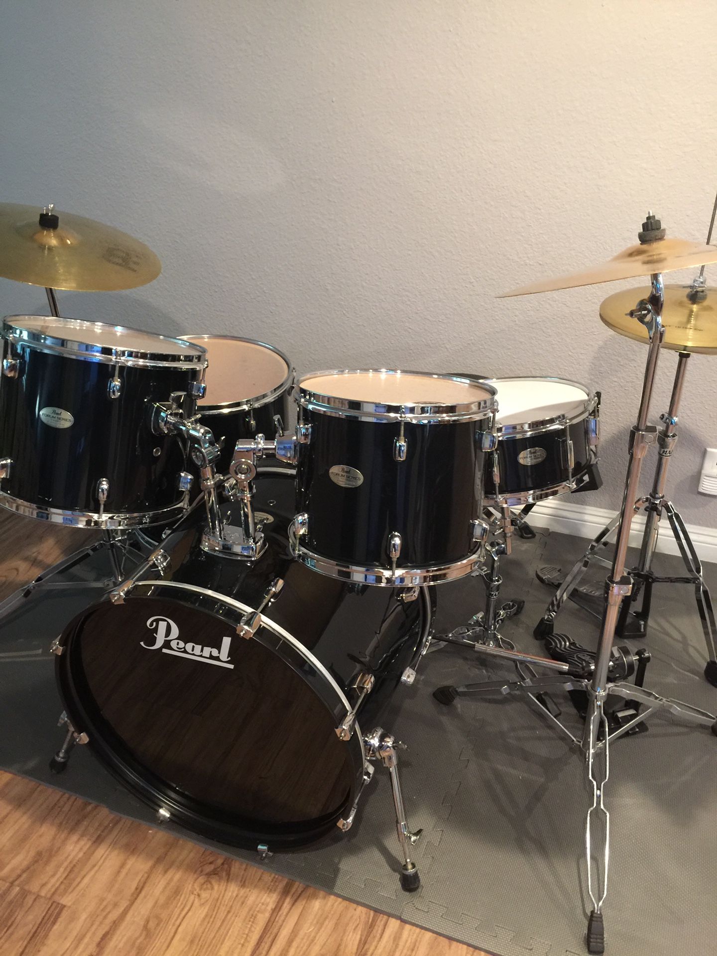 Pearl Forum Series complete drum set. Excellent.