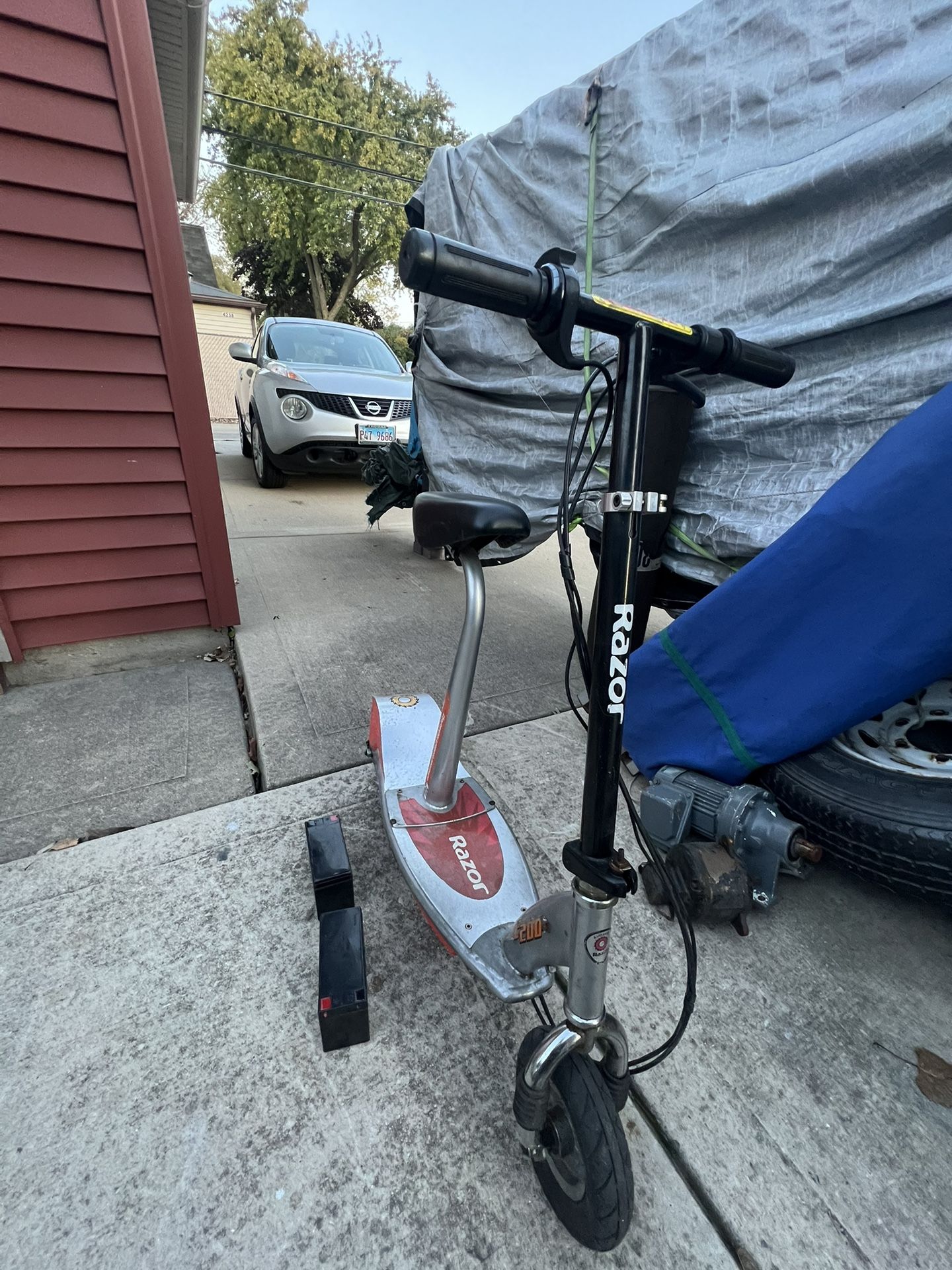 RAZOR COOTER I Put New Battery’s I’m Showing The OLD ONES