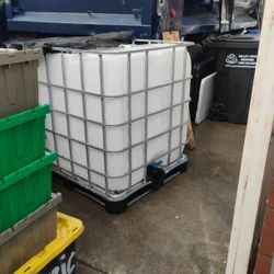 1,000 Gal.Water Tank With Pallet And Cage 