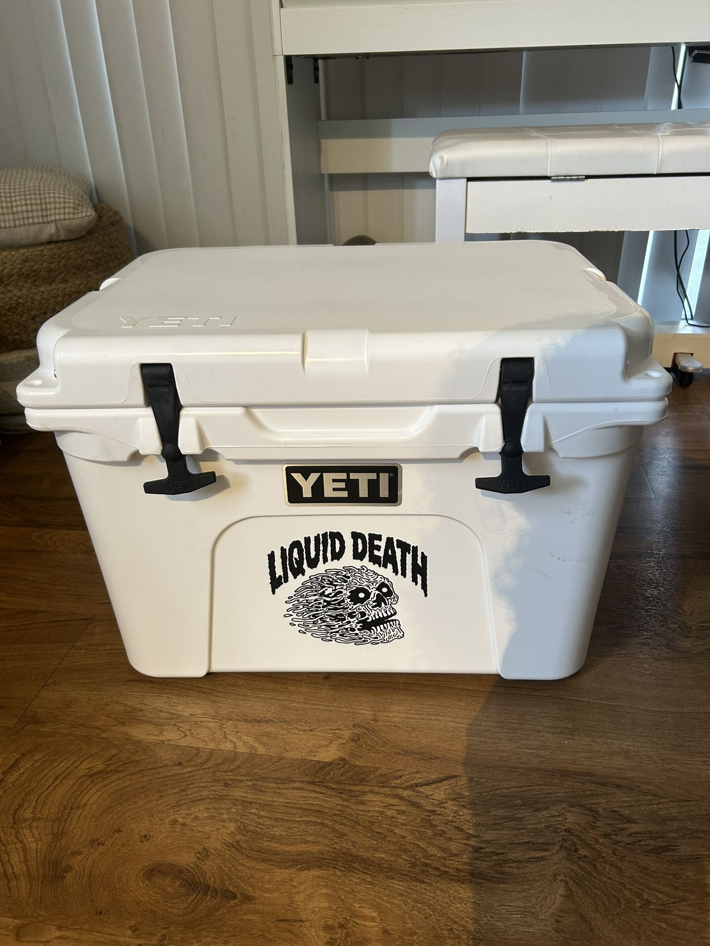 YETI Tundra Cooler LIKE NEW