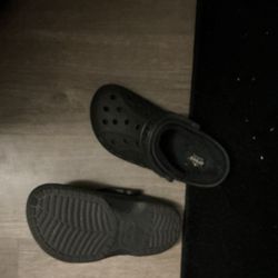 Size 6 black crocs with fur inside