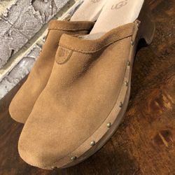 UGG girls Clogs size 1