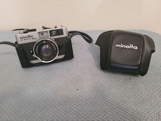 Camera (Minolta HI -MATIC)